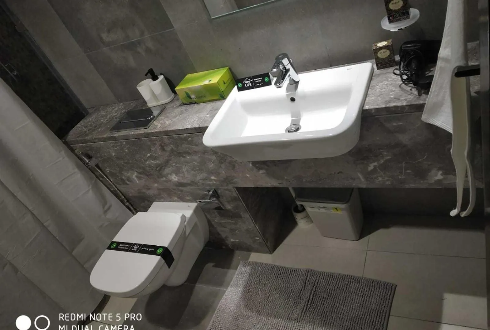 Lägenhet Oyo Home 1382 Spacious 1 Bhk With Balcony Abu Dhabi