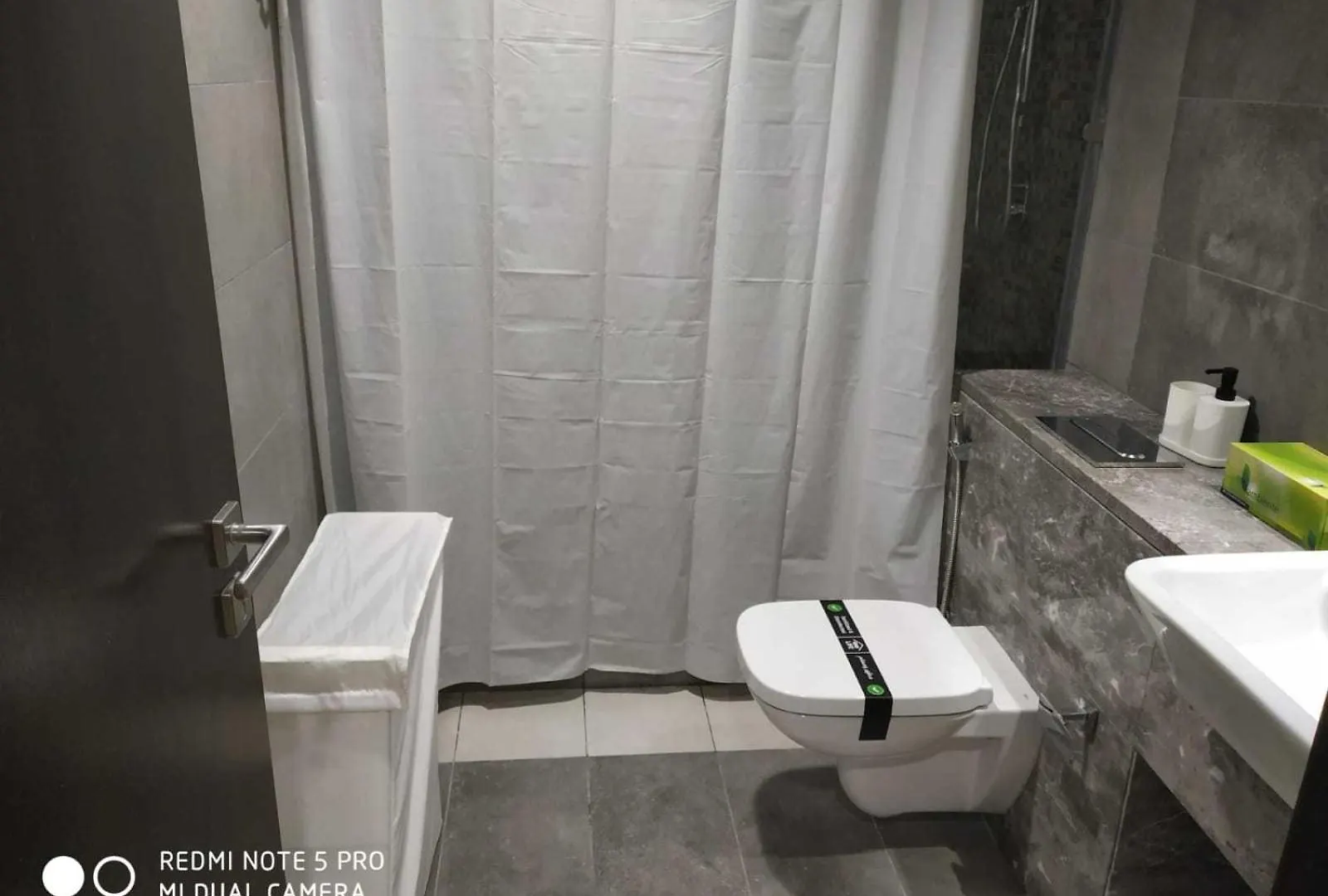 Oyo Home 1382 Spacious 1 Bhk With Balcony Abu Dhabi Lägenhet
