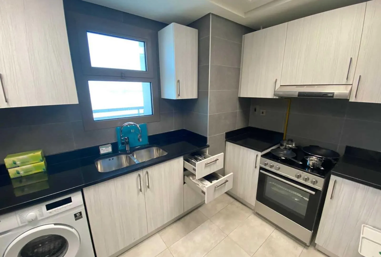 Oyo Home 1382 Spacious 1 Bhk With Balcony Abu Dhabi Förenade Arabemiraten