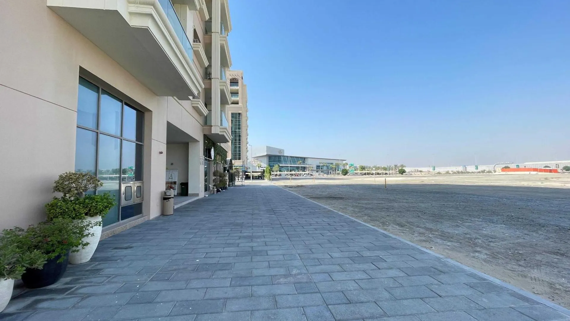 Oyo Home 1382 Spacious 1 Bhk With Balcony Abu Dhabi Lägenhet